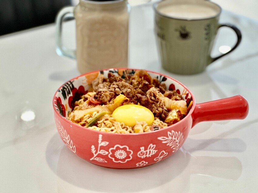 【台北】松江南京站美食｜早晨商行 四平商圈高CP早午餐 純白工業風 上班族激推必點辛炒麵 月見蛋流心太好吃