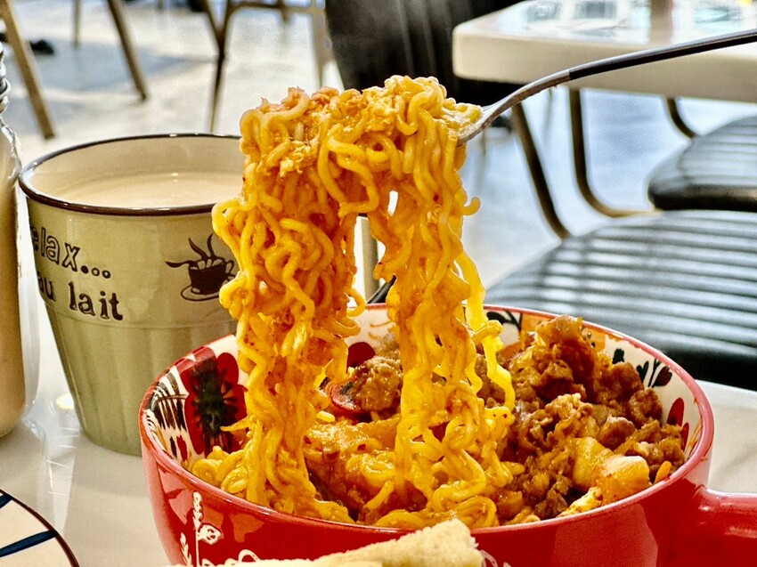 【台北】松江南京站美食｜早晨商行 四平商圈高CP早午餐 純白工業風 上班族激推必點辛炒麵 月見蛋流心太好吃