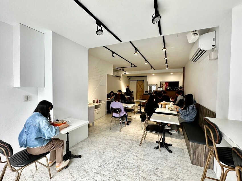 【台北】松江南京站美食｜早晨商行 四平商圈高CP早午餐 純白工業風 上班族激推必點辛炒麵 月見蛋流心太好吃
