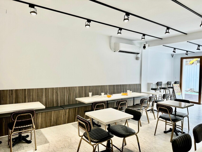 【台北】松江南京站美食｜早晨商行 四平商圈高CP早午餐 純白工業風 上班族激推必點辛炒麵 月見蛋流心太好吃