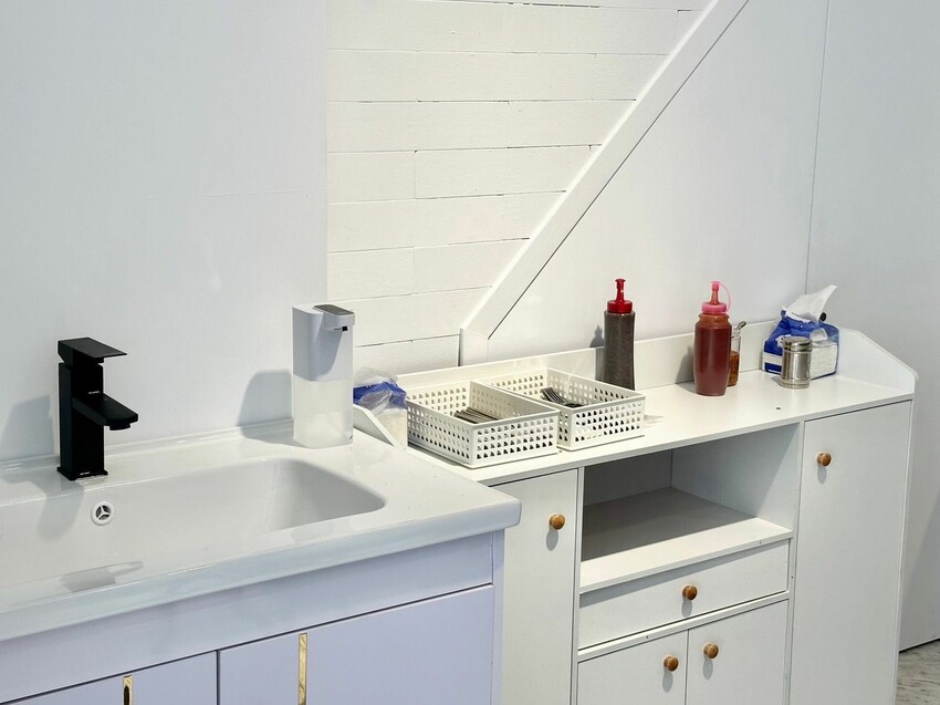 【台北】松江南京站美食｜早晨商行 四平商圈高CP早午餐 純白工業風 上班族激推必點辛炒麵 月見蛋流心太好吃