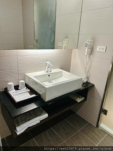 高雄住宿推薦 夏日輕旅行,就住捷運站附近的佑煦行旅吧～