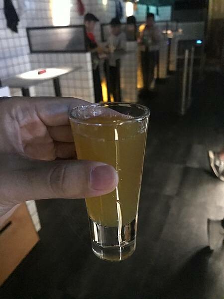 （西門夜店）新開幕人氣酒吧 特調酒飲大杯又好喝-locker room｜西門酒吧｜西門調酒｜紅樓酒吧｜台北酒吧(2023.5.25)