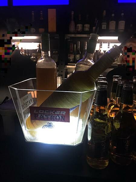 （西門夜店）新開幕人氣酒吧 特調酒飲大杯又好喝-locker room｜西門酒吧｜西門調酒｜紅樓酒吧｜台北酒吧(2023.5.25)