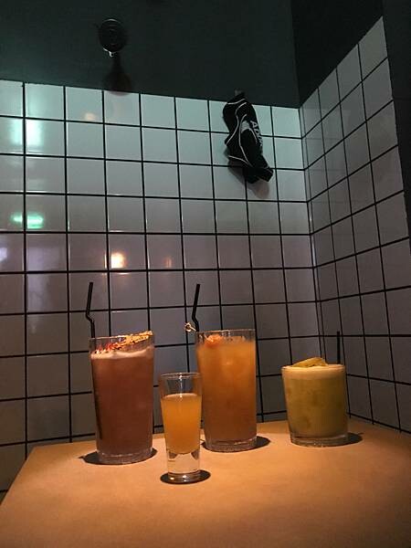 （西門夜店）新開幕人氣酒吧 特調酒飲大杯又好喝-locker room｜西門酒吧｜西門調酒｜紅樓酒吧｜台北酒吧(2023.5.25)