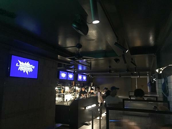 （西門夜店）新開幕人氣酒吧 特調酒飲大杯又好喝-locker room｜西門酒吧｜西門調酒｜紅樓酒吧｜台北酒吧(2023.5.25)
