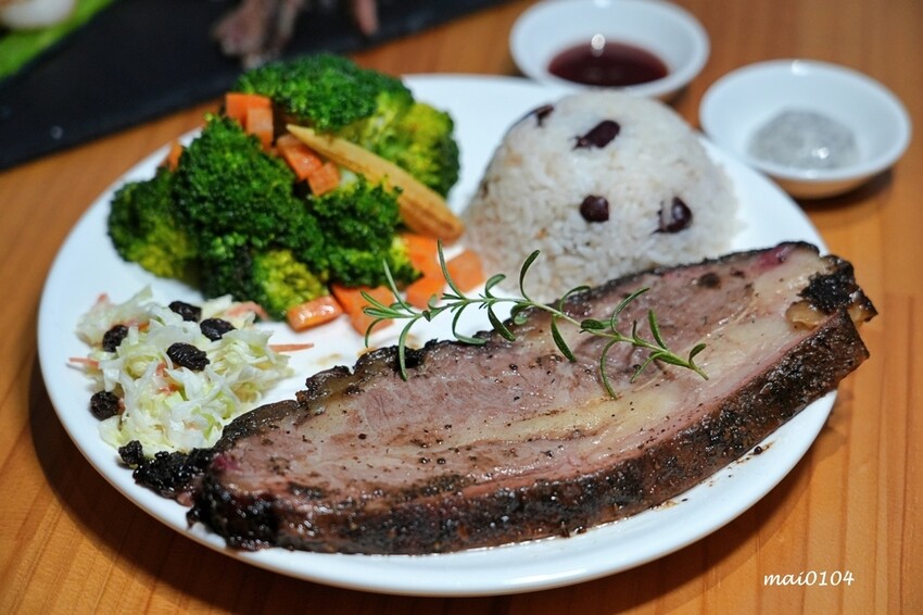 新北市板橋區板橋美食|橙子美式炭烤餐廳~板橋美式炭烤餐廳也是餐酒館,價格平實、餐點份量十足又美味