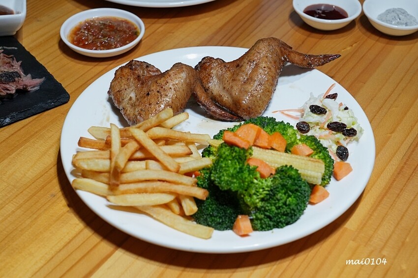 新北市板橋區板橋美食|橙子美式炭烤餐廳~板橋美式炭烤餐廳也是餐酒館,價格平實、餐點份量十足又美味