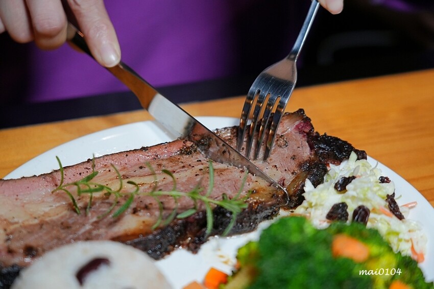 新北市板橋區板橋美食|橙子美式炭烤餐廳~板橋美式炭烤餐廳也是餐酒館,價格平實、餐點份量十足又美味