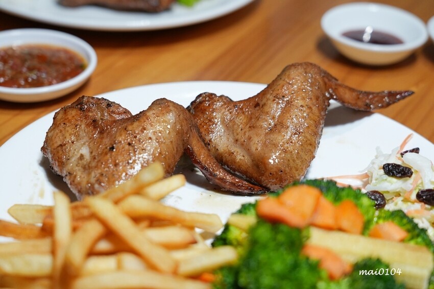 新北市板橋區板橋美食|橙子美式炭烤餐廳~板橋美式炭烤餐廳也是餐酒館,價格平實、餐點份量十足又美味