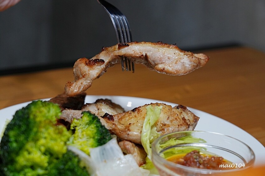 新北市板橋區板橋美食|橙子美式炭烤餐廳~板橋美式炭烤餐廳也是餐酒館,價格平實、餐點份量十足又美味