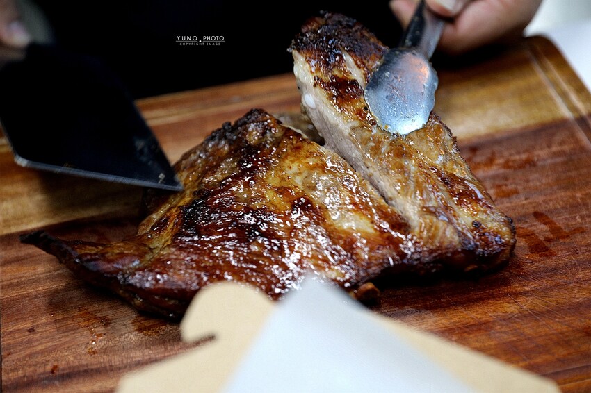 暗巷烤雞-復興總店 ｜每日限量現烤 沒預定根本買不到的奶油蒜香爆汁手扒雞！隱藏銷魂豬肋排也不能錯過。菜