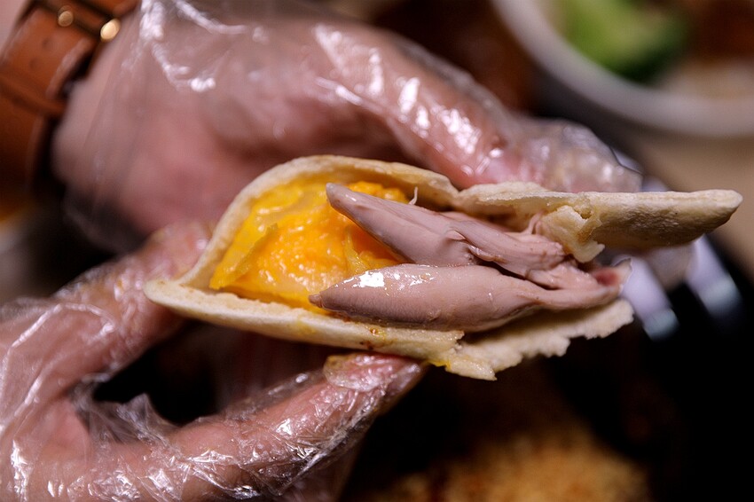 暗巷烤雞-復興總店 ｜每日限量現烤 沒預定根本買不到的奶油蒜香爆汁手扒雞！隱藏銷魂豬肋排也不能錯過。菜