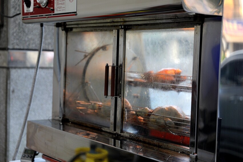 暗巷烤雞-復興總店 ｜每日限量現烤 沒預定根本買不到的奶油蒜香爆汁手扒雞！隱藏銷魂豬肋排也不能錯過。菜