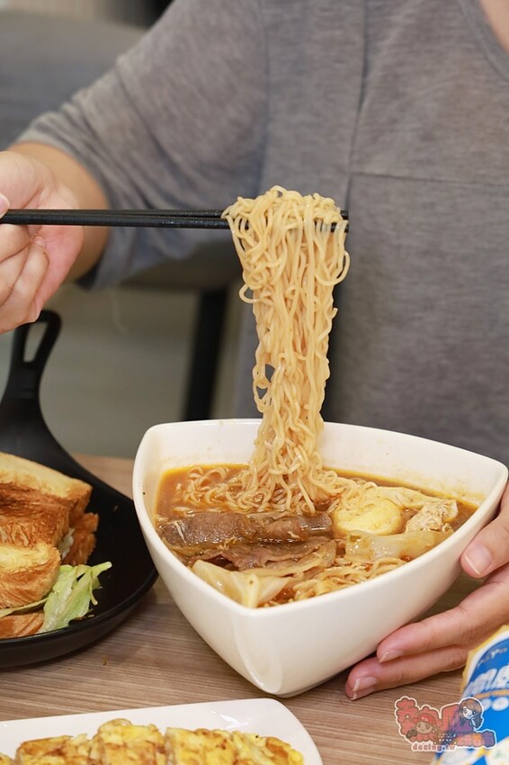 【台南美食】晨間廚房推出全新青花椒豬系列餐點，還有花磚杯和可愛吸管套等你來收藏~ - 熱血玩台南。跳躍新世界