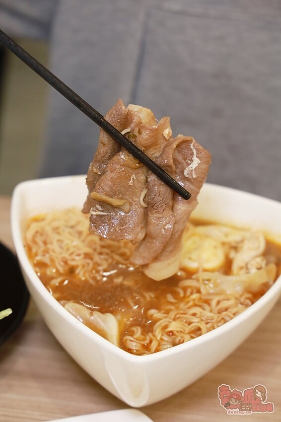 【台南美食】晨間廚房推出全新青花椒豬系列餐點，還有花磚杯和可愛吸管套等你來收藏~ - 熱血玩台南。跳躍新世界