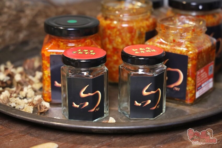 【台南伴手禮】學甲問辣椒!辣椒醬竟然能吃到整隻小卷,還有滿滿的火燒蝦乾,史上最狂辣椒醬~ - 熱血玩台南。跳躍新世界