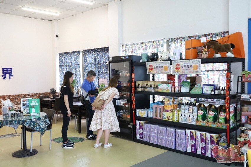 【台南伴手禮】學甲問辣椒!辣椒醬竟然能吃到整隻小卷,還有滿滿的火燒蝦乾,史上最狂辣椒醬~ - 熱血玩台南。跳躍新世界