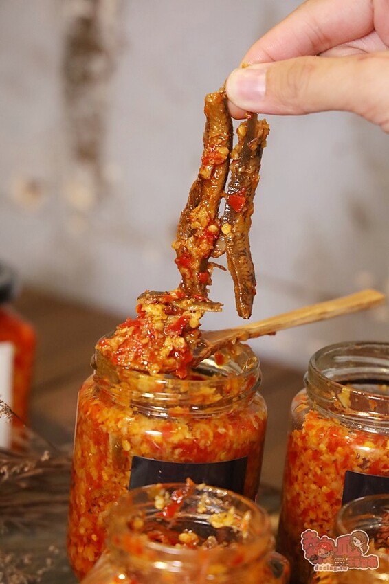 【台南伴手禮】學甲問辣椒!辣椒醬竟然能吃到整隻小卷,還有滿滿的火燒蝦乾,史上最狂辣椒醬~ - 熱血玩台南。跳躍新世界