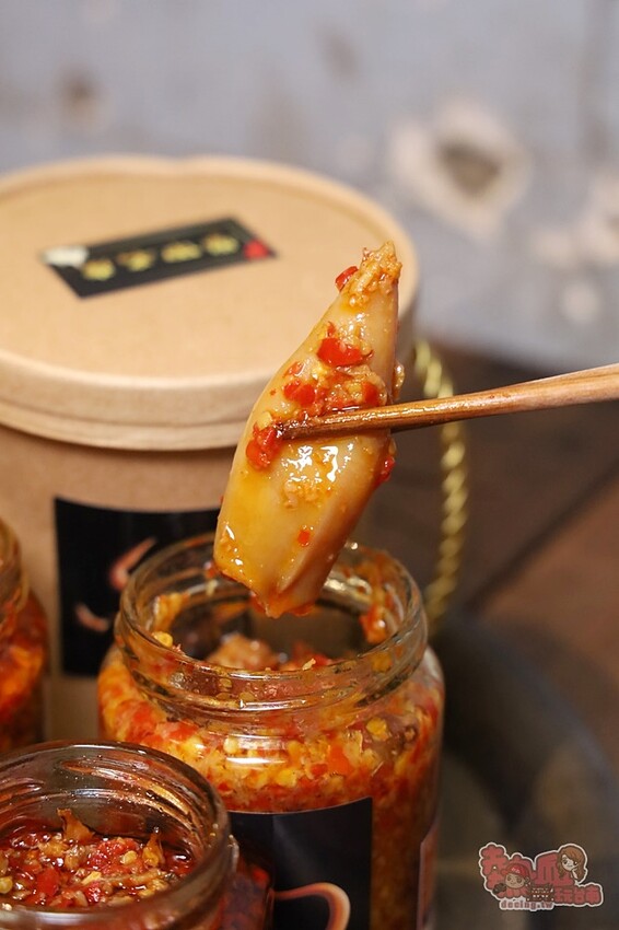 【台南伴手禮】學甲問辣椒!辣椒醬竟然能吃到整隻小卷,還有滿滿的火燒蝦乾,史上最狂辣椒醬~ - 熱血玩台南。跳躍新世界