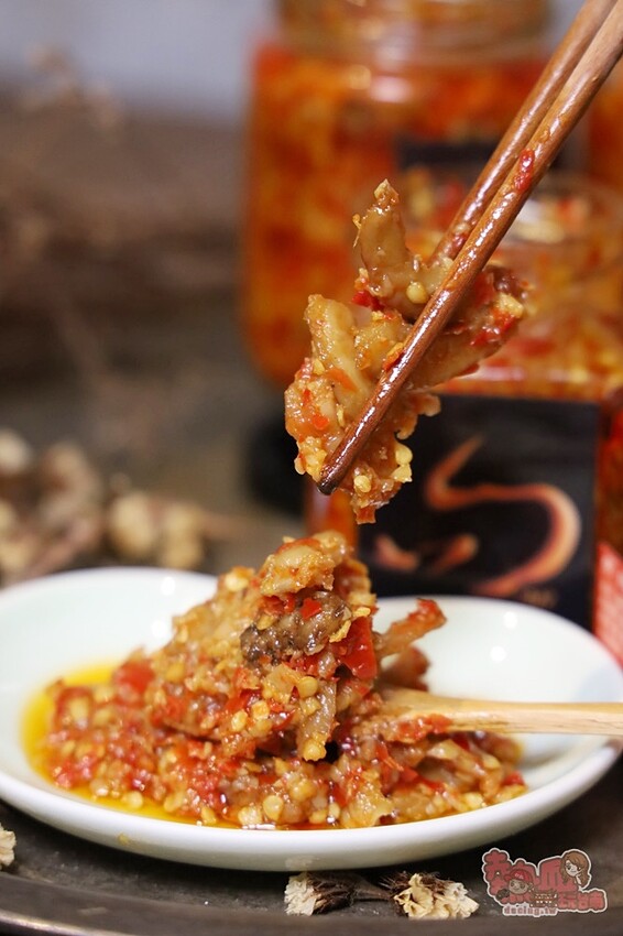 【台南伴手禮】學甲問辣椒!辣椒醬竟然能吃到整隻小卷,還有滿滿的火燒蝦乾,史上最狂辣椒醬~ - 熱血玩台南。跳躍新世界