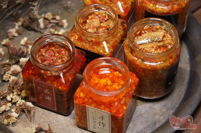 【台南伴手禮】學甲問辣椒!辣椒醬竟然能吃到整隻小卷,還有滿滿的火燒蝦乾,史上最狂辣椒醬~ - 熱血玩台南。跳躍新世界