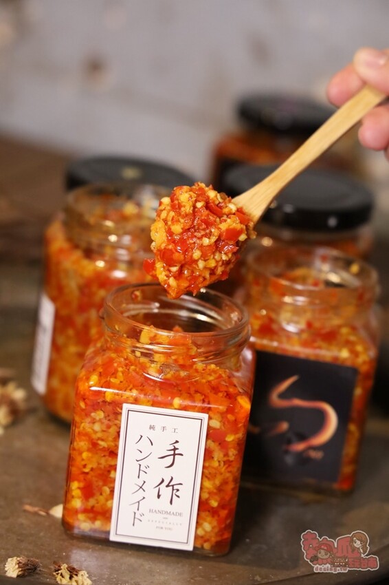 【台南伴手禮】學甲問辣椒!辣椒醬竟然能吃到整隻小卷,還有滿滿的火燒蝦乾,史上最狂辣椒醬~ - 熱血玩台南。跳躍新世界