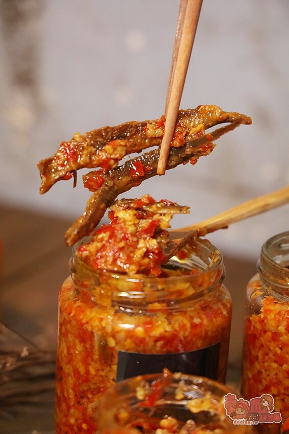 【台南伴手禮】學甲問辣椒!辣椒醬竟然能吃到整隻小卷,還有滿滿的火燒蝦乾,史上最狂辣椒醬~ - 熱血玩台南。跳躍新世界