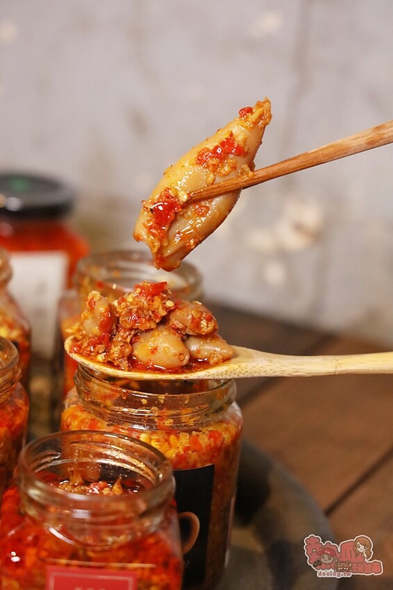 【台南伴手禮】學甲問辣椒!辣椒醬竟然能吃到整隻小卷,還有滿滿的火燒蝦乾,史上最狂辣椒醬~ - 熱血玩台南。跳躍新世界