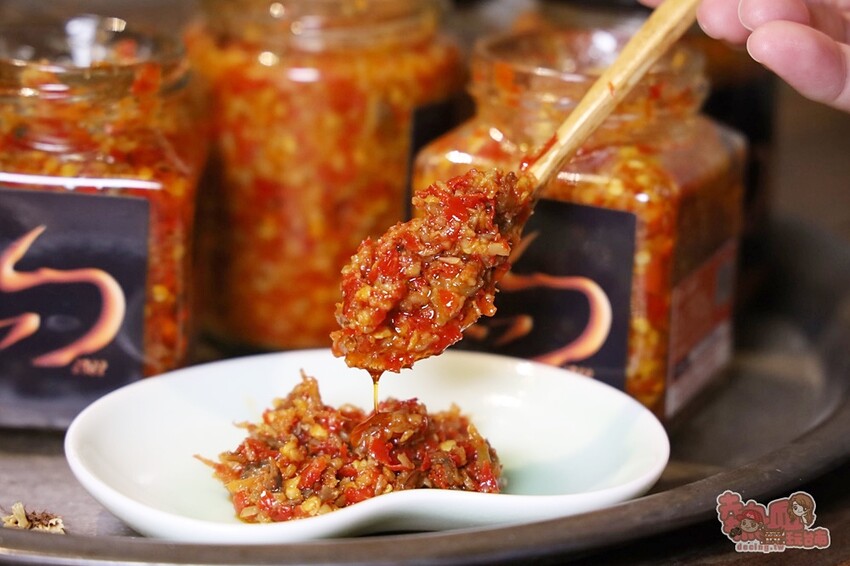 【台南伴手禮】學甲問辣椒!辣椒醬竟然能吃到整隻小卷,還有滿滿的火燒蝦乾,史上最狂辣椒醬~ - 熱血玩台南。跳躍新世界