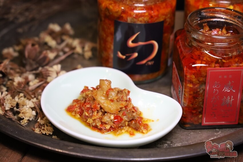 【台南伴手禮】學甲問辣椒!辣椒醬竟然能吃到整隻小卷,還有滿滿的火燒蝦乾,史上最狂辣椒醬~ - 熱血玩台南。跳躍新世界