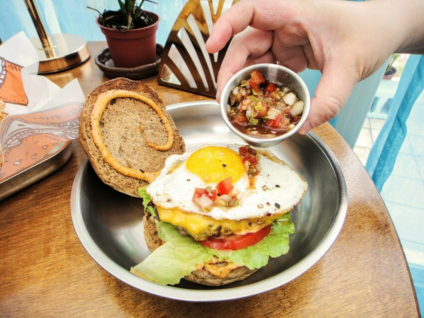 【美食】「蔥浪堡」漢堡、炸物、衝浪用品，宜蘭礁溪漢堡推薦、礁溪網美餐廳、礁溪寵物友善餐廳 (附菜單)