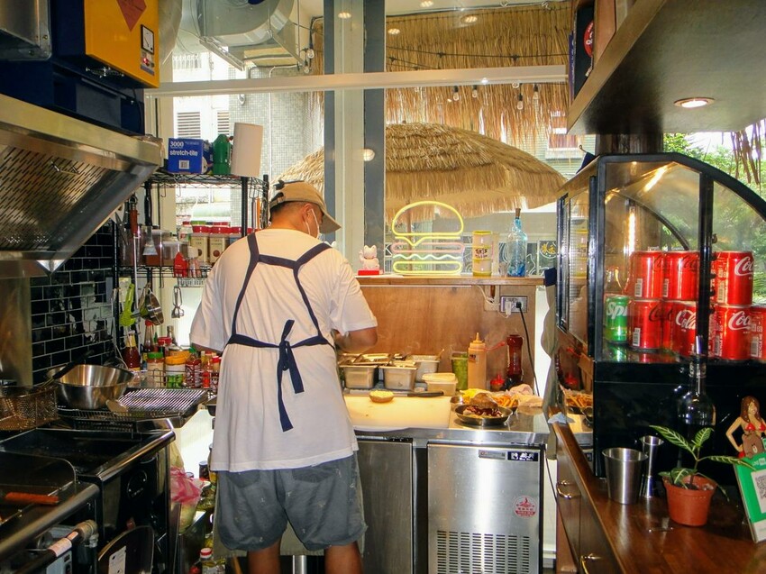 【美食】「蔥浪堡」漢堡、炸物、衝浪用品，宜蘭礁溪漢堡推薦、礁溪網美餐廳、礁溪寵物友善餐廳 (附菜單)