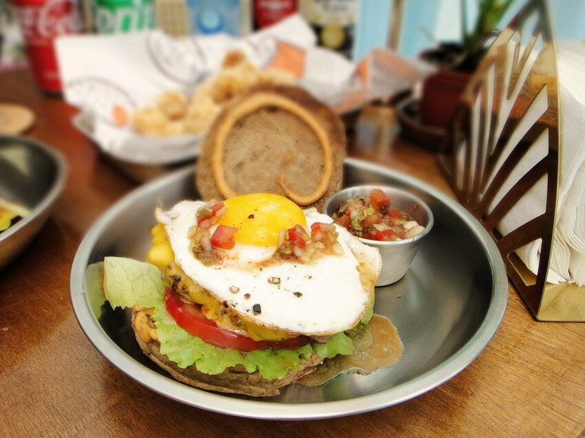 【美食】「蔥浪堡」漢堡、炸物、衝浪用品，宜蘭礁溪漢堡推薦、礁溪網美餐廳、礁溪寵物友善餐廳 (附菜單)