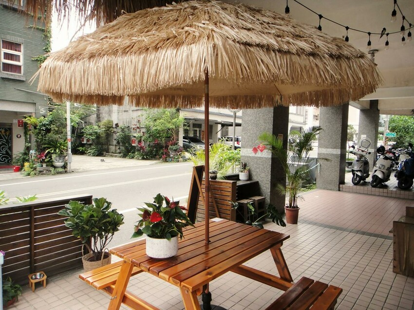 【美食】「蔥浪堡」漢堡、炸物、衝浪用品，宜蘭礁溪漢堡推薦、礁溪網美餐廳、礁溪寵物友善餐廳 (附菜單)