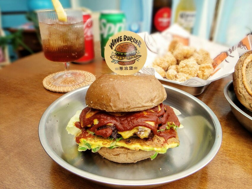 【美食】「蔥浪堡」漢堡、炸物、衝浪用品，宜蘭礁溪漢堡推薦、礁溪網美餐廳、礁溪寵物友善餐廳 (附菜單)