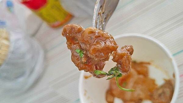 完全大勝名店的超強實力！網路高達４．3顆星的路邊攤美食，味道一流，特殊的醬汁，一吃就會讓你上癮，一來