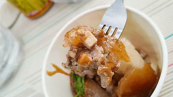 完全大勝名店的超強實力！網路高達４．3顆星的路邊攤美食，味道一流，特殊的醬汁，一吃就會讓你上癮，一來