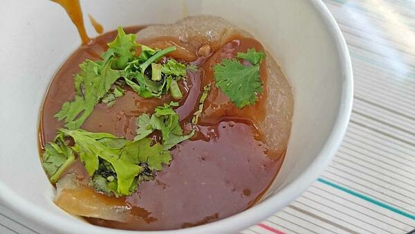 完全大勝名店的超強實力！網路高達４．3顆星的路邊攤美食，味道一流，特殊的醬汁，一吃就會讓你上癮，一來