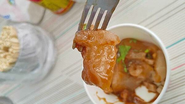 完全大勝名店的超強實力！網路高達４．3顆星的路邊攤美食，味道一流，特殊的醬汁，一吃就會讓你上癮，一來