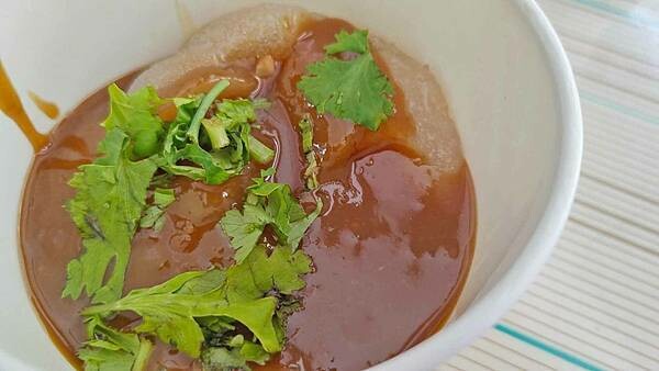 完全大勝名店的超強實力！網路高達４．3顆星的路邊攤美食，味道一流，特殊的醬汁，一吃就會讓你上癮，一來