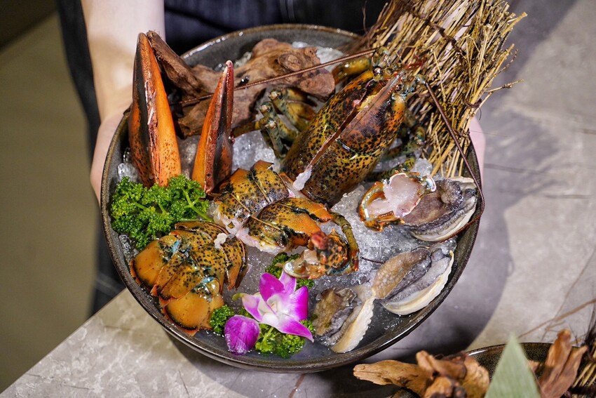 【新竹美食】竹北遠百周邊新開幕「酉Shabu」精緻鍋物，有現撈生猛海鮮、豐富蔬菜自助吧！氣派的裝潢特別適合聚餐，更有多間包廂可以預約～ - 阿華田的美食日記