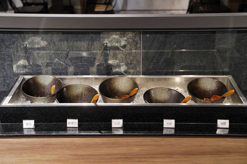 【新竹美食】竹北遠百周邊新開幕「酉Shabu」精緻鍋物，有現撈生猛海鮮、豐富蔬菜自助吧！氣派的裝潢特別適合聚餐，更有多間包廂可以預約～ - 阿華田的美食日記