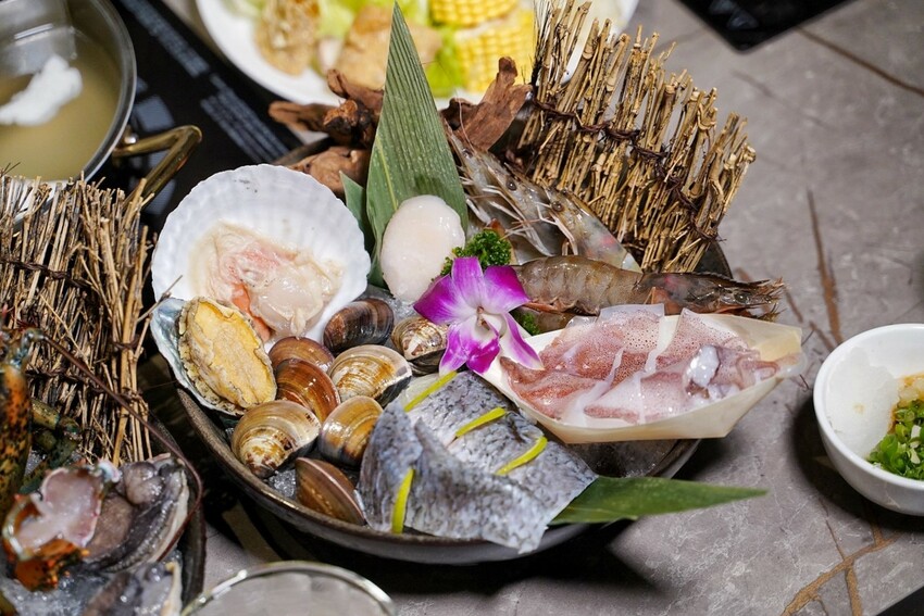 【新竹美食】竹北遠百周邊新開幕「酉Shabu」精緻鍋物，有現撈生猛海鮮、豐富蔬菜自助吧！氣派的裝潢特別適合聚餐，更有多間包廂可以預約～ - 阿華田的美食日記