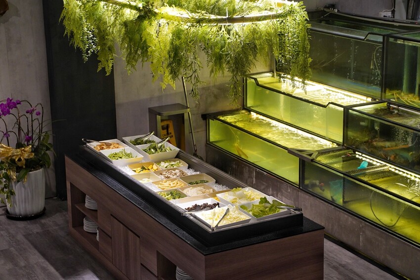 【新竹美食】竹北遠百周邊新開幕「酉Shabu」精緻鍋物，有現撈生猛海鮮、豐富蔬菜自助吧！氣派的裝潢特別適合聚餐，更有多間包廂可以預約～ - 阿華田的美食日記