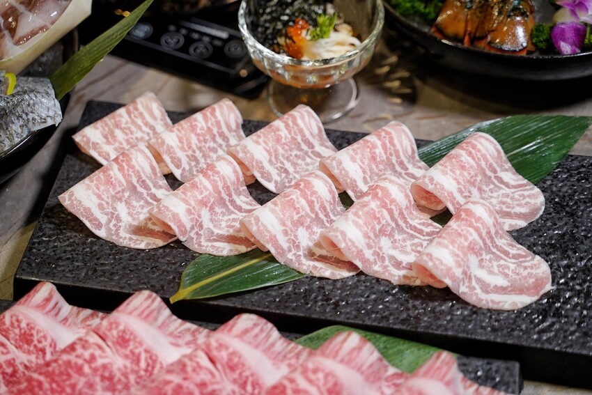 【新竹美食】竹北遠百周邊新開幕「酉Shabu」精緻鍋物，有現撈生猛海鮮、豐富蔬菜自助吧！氣派的裝潢特別適合聚餐，更有多間包廂可以預約～ - 阿華田的美食日記