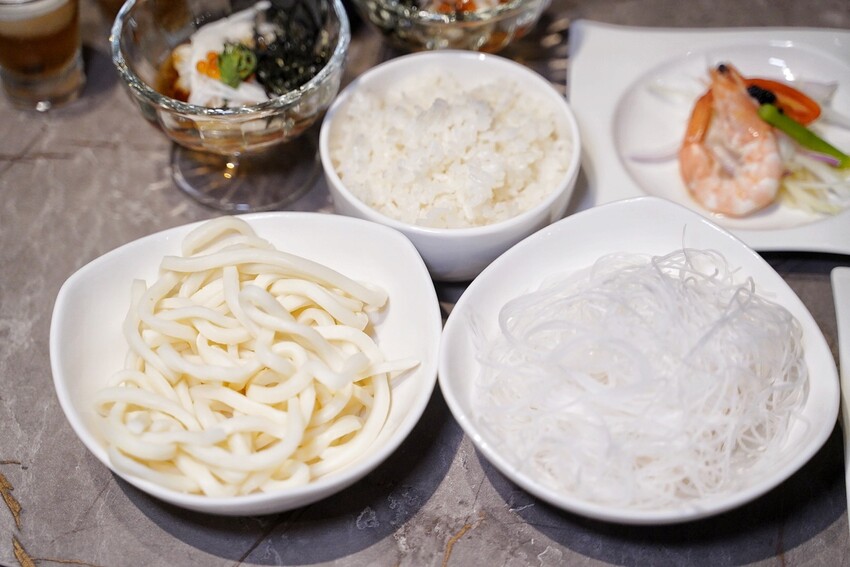 【新竹美食】竹北遠百周邊新開幕「酉Shabu」精緻鍋物，有現撈生猛海鮮、豐富蔬菜自助吧！氣派的裝潢特別適合聚餐，更有多間包廂可以預約～ - 阿華田的美食日記