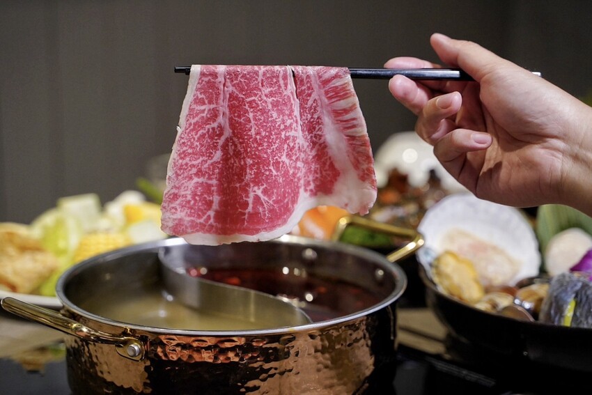 【新竹美食】竹北遠百周邊新開幕「酉Shabu」精緻鍋物，有現撈生猛海鮮、豐富蔬菜自助吧！氣派的裝潢特別適合聚餐，更有多間包廂可以預約～ - 阿華田的美食日記