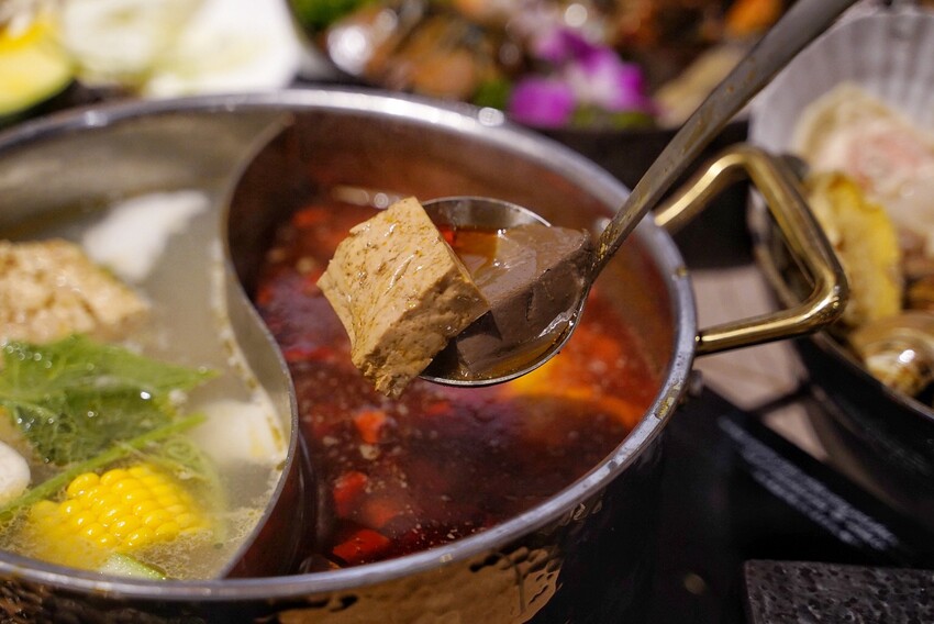 【新竹美食】竹北遠百周邊新開幕「酉Shabu」精緻鍋物，有現撈生猛海鮮、豐富蔬菜自助吧！氣派的裝潢特別適合聚餐，更有多間包廂可以預約～ - 阿華田的美食日記