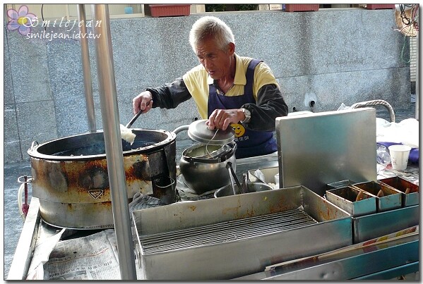 宜蘭縣頭城鎮宜蘭【頭城車站阿伯炸蛋蔥油餅】40年老店一週只賣三天的排隊美食，加蛋青蔥45元